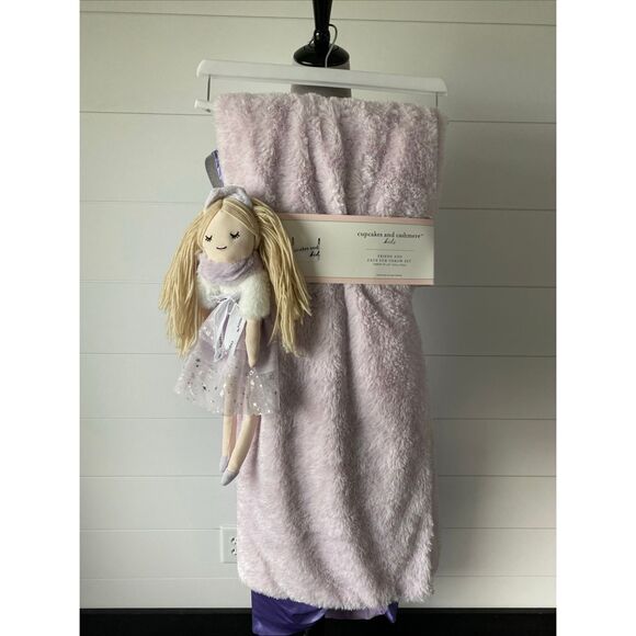 Cupcakes and Cashmere Kids Friend & Faux Fur Throw Set Birthday/Holiday Gift NWT - Picture 1 of 9